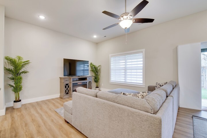 Charming Ozark Abode w / Yard & Pool Access