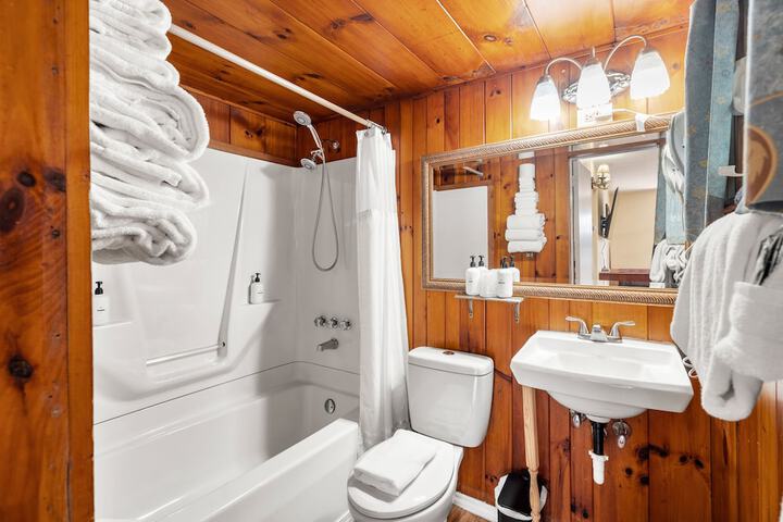 CedarWood Inn