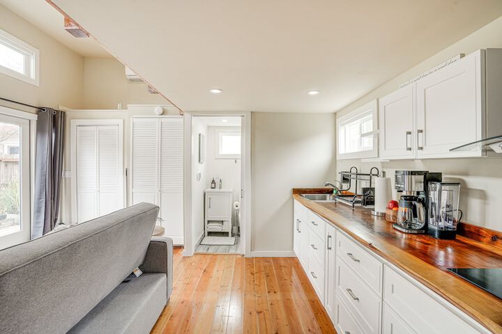 Pacheco / martinez Studio: 22 Mi to Dtwn Oakland!