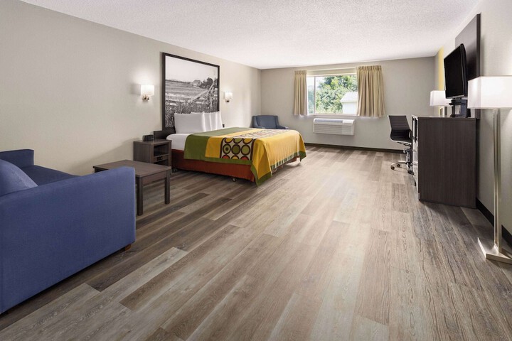 Super 8 by Wyndham Burnham / Lewistown