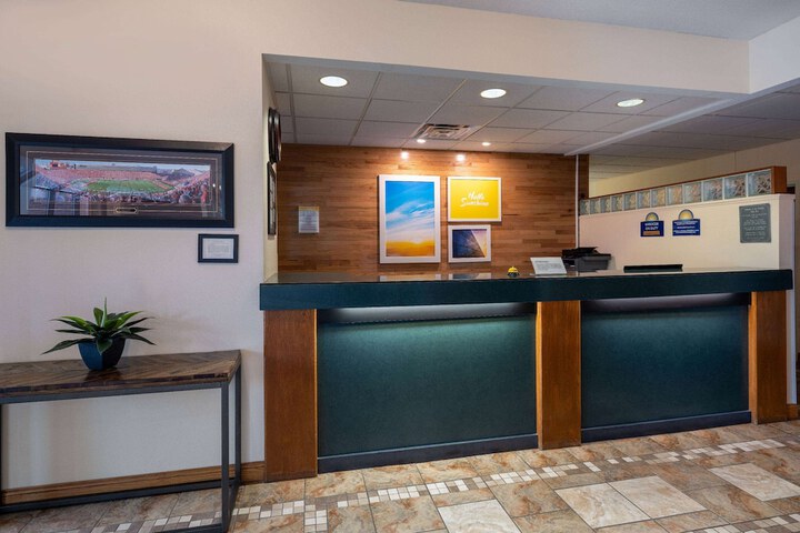 Days Inn & Suites by Wyndham Madison