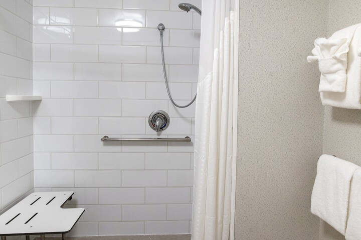 Holiday Inn Express & Suites Racine by IHG