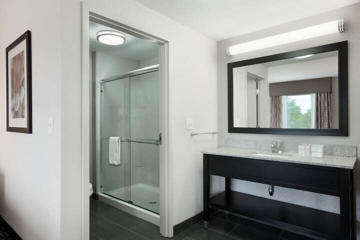 Hampton Inn & Suites Roanoke Airport