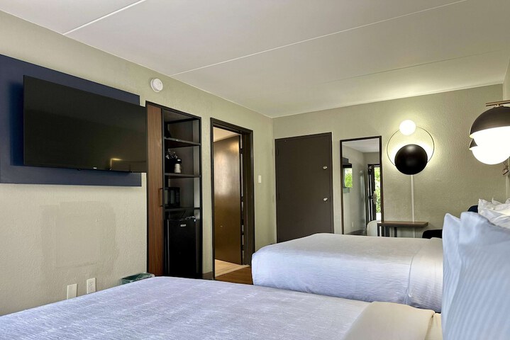 Room 10 of 32