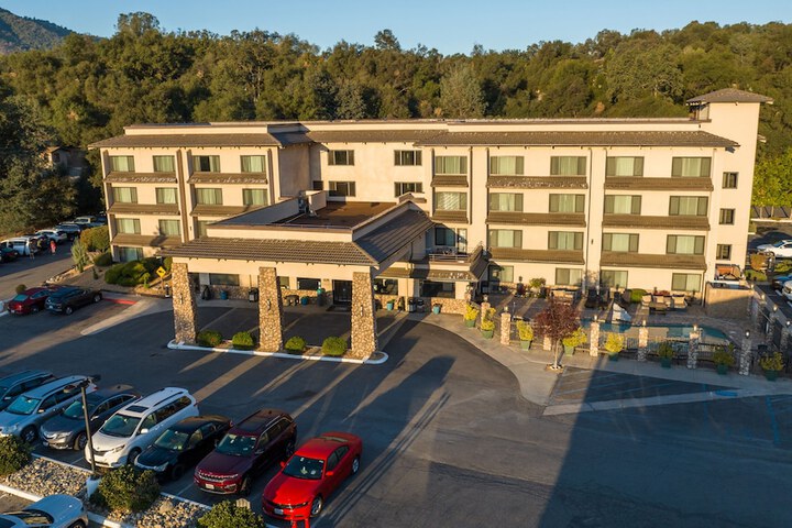 Yosemite Southgate Hotel & Suites