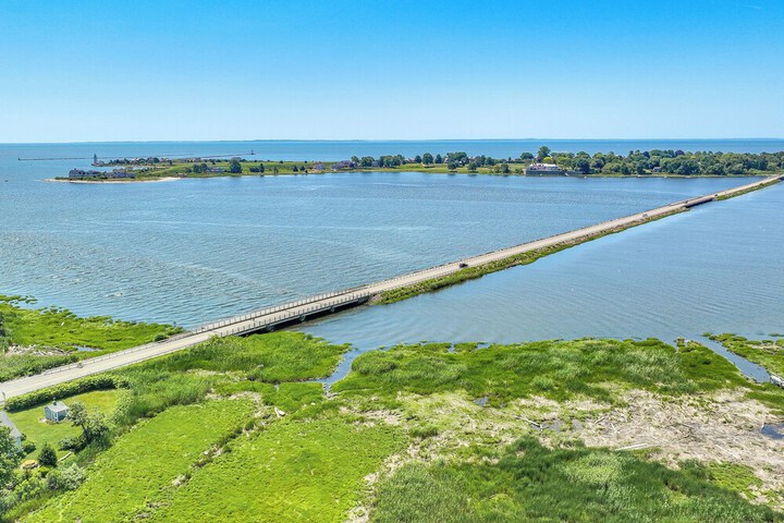 Old Saybrook Home w / Screened Porch & Ocean View!