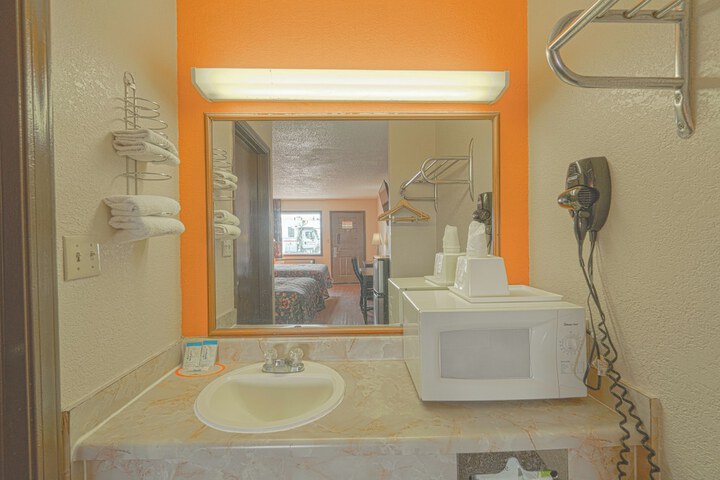 Regency Inn & Suites by OYO Bay City TX