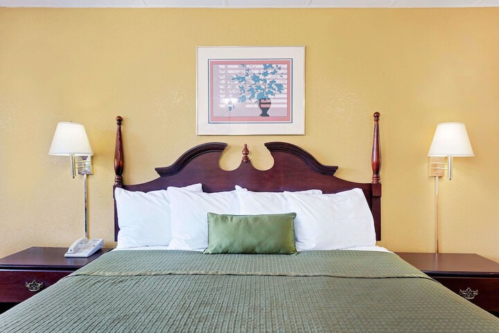 Room 13 of 21