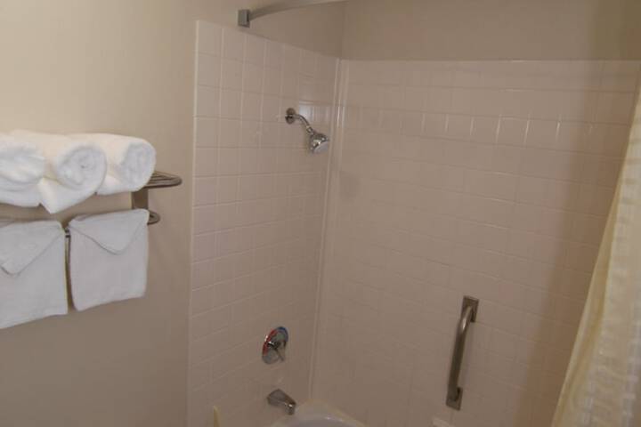 AmericInn by Wyndham Johnston Des Moines