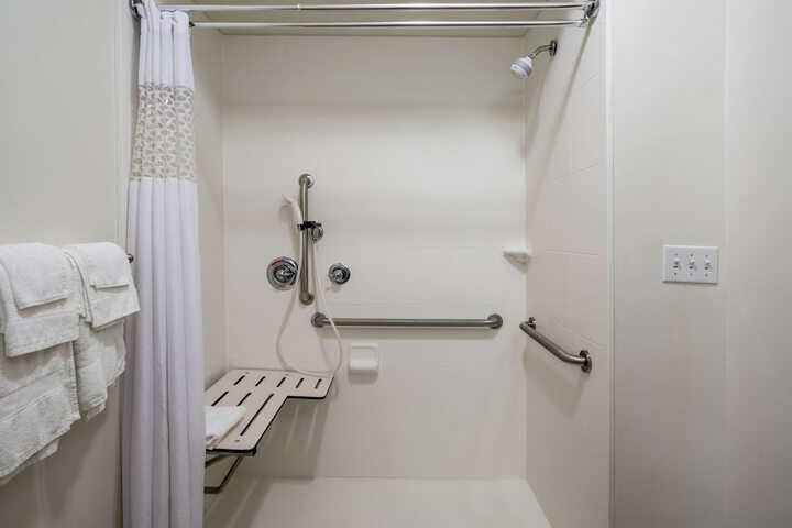 Room 32 of 40