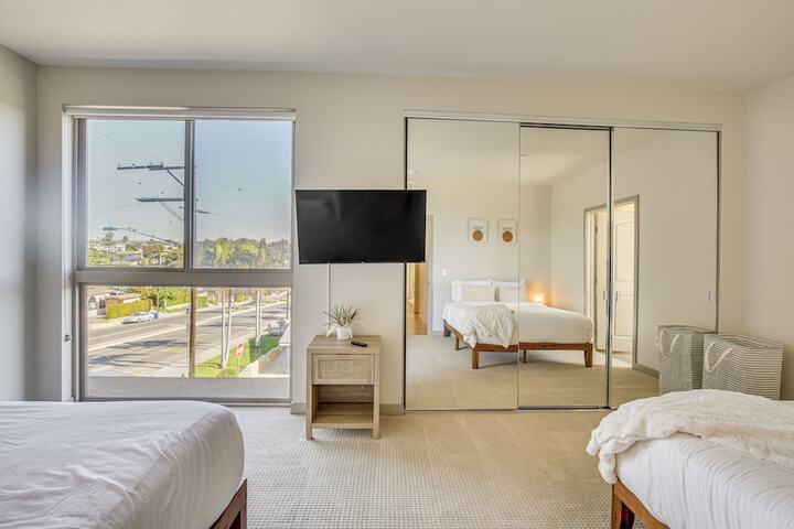 By Seaport Village & Navy Base! Chic Condo w / Pool