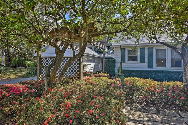 Cottage w / Private Pool - Walk to Lake Wales!