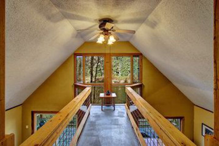 Huckleberry Hideout Cabin with Hot Tub