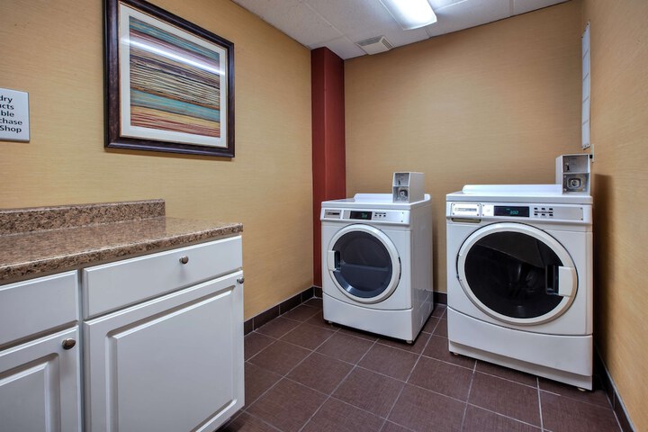 Hampton Inn & Suites Cleveland-Airport / Middleburg Heights