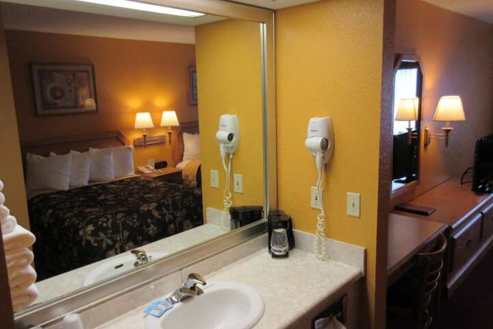 Room 13 of 36