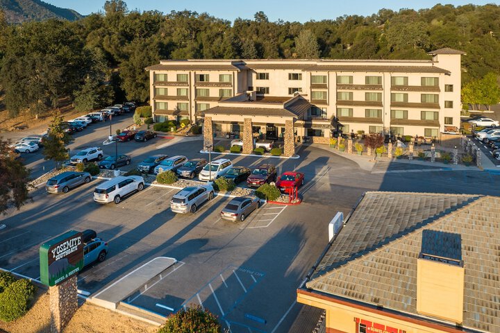 Yosemite Southgate Hotel & Suites