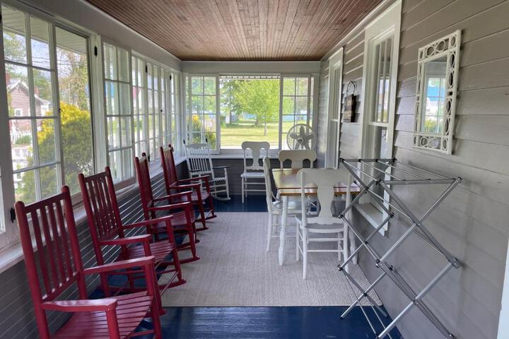 Drop Anchor Cottages and Lake House