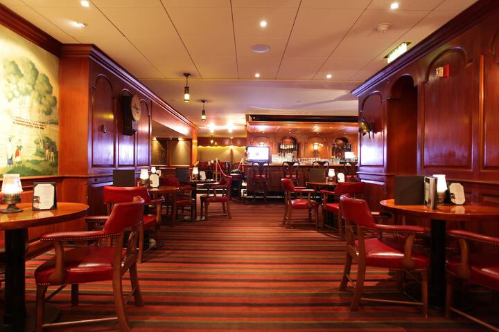 Lounge 92 of 100