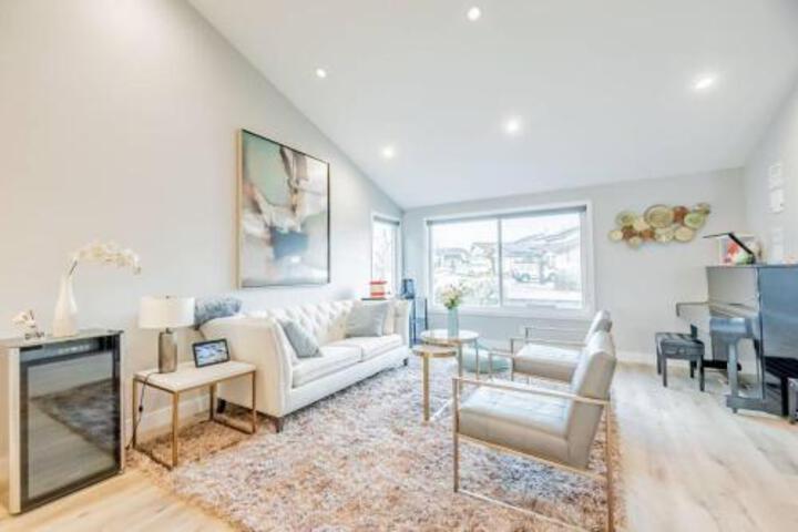 Luxurious 5B4B Home with Pool and View