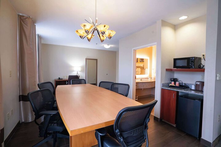 Comfort Suites Flowood - Jackson Airport (must meet transportation requirement)