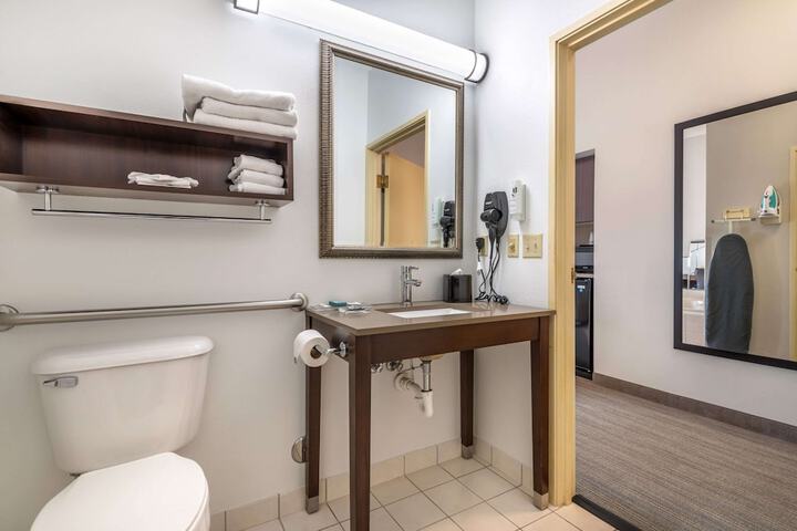 Country Inn & Suites by Radisson Watertown, SD