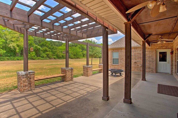 Spacious Stallion Lake Ranch Home w / Patio