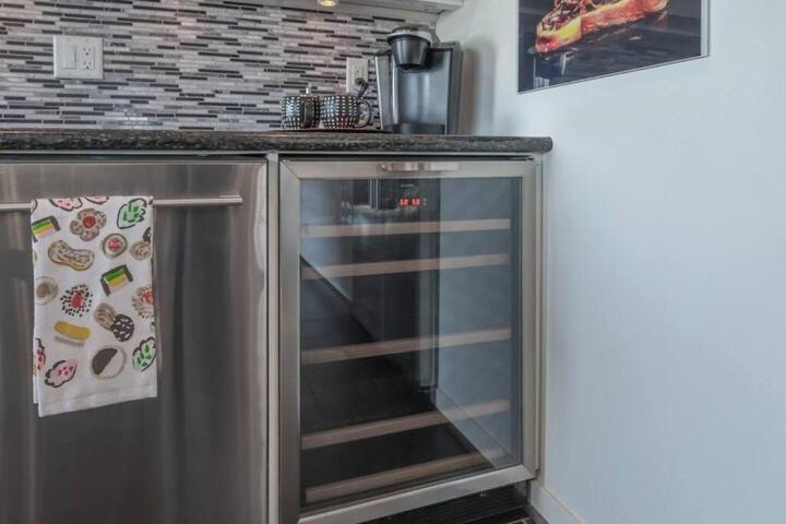 Large eclectic 1 BR above restaurant 15min to PDX