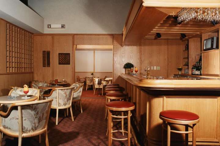 Lounge 11 of 13