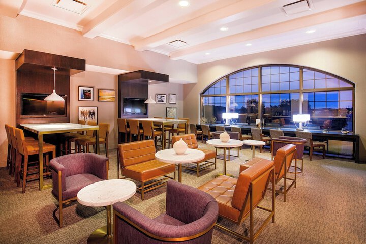 Lounge 52 of 61