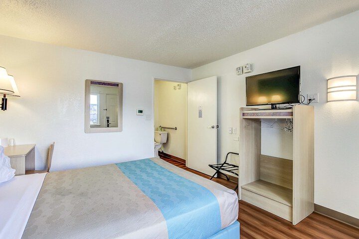 Room 18 of 27