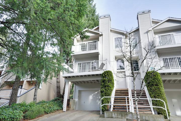 Lake Oswego Home w / Deck 9 Mi to Downtown Portland