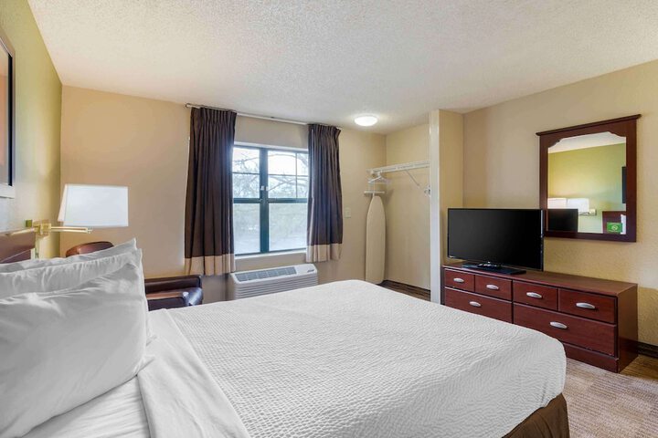 Room 10 of 28