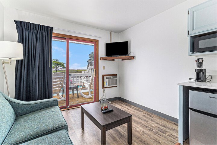 Snyders Shoreline Inn