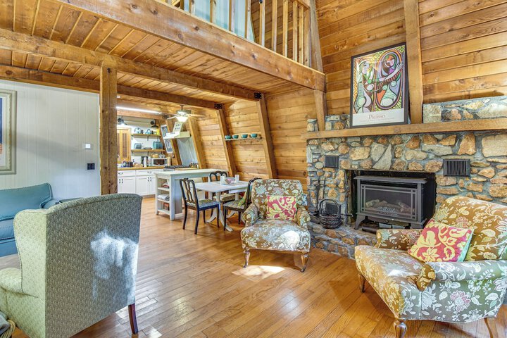 Pet-friendly Lavonia Cabin Walk to Lake Hartwell!
