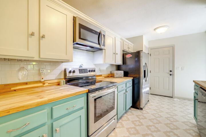 Home w / Trail Access & Fire Pit in Bella Vista!