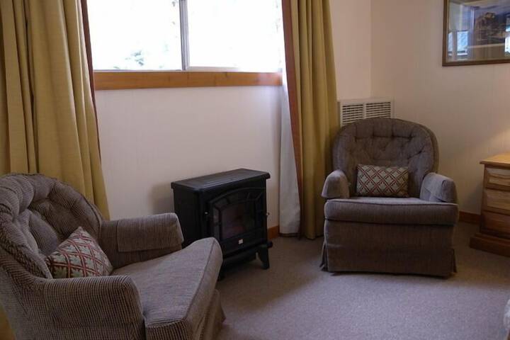 Lounge 136 of 141