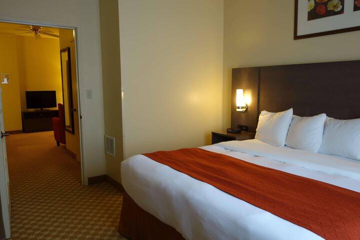 Country Inn & Suites by Radisson Clinton, IA