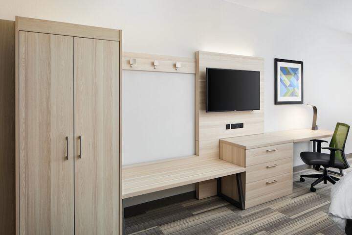 Room 10 of 32