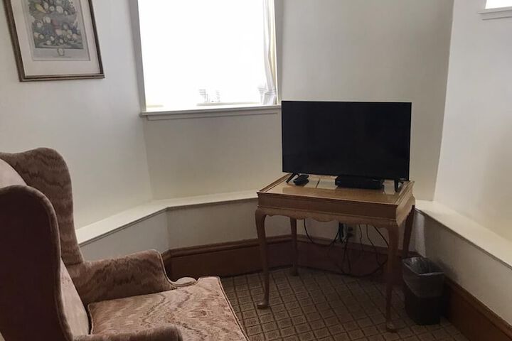 Room 10 of 85