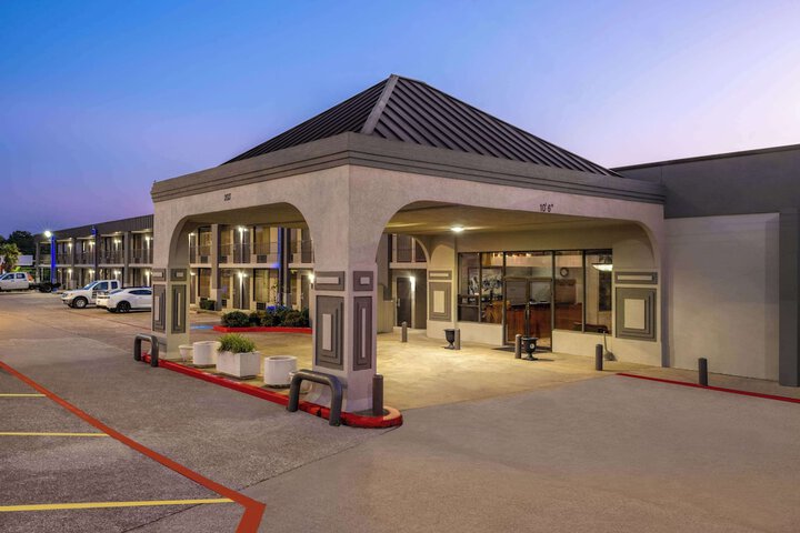 Super 8 by Wyndham Longview / North