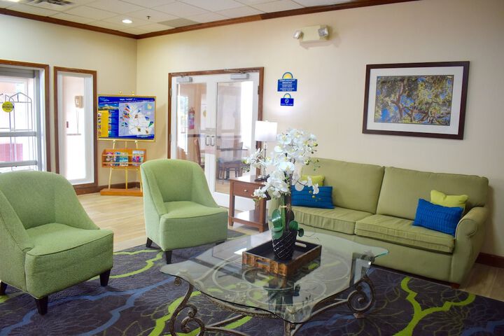 Days Inn & Suites by Wyndham Tucker / Northlake