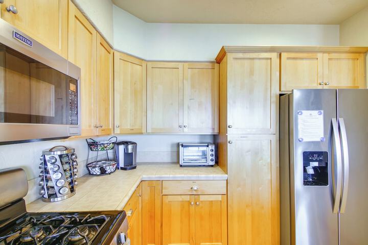 Quiet Waterfront Escape w / Hot Tub & Beach Access!