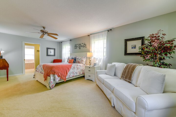 Bright Franklin Villa: Fireplace Golf Course View