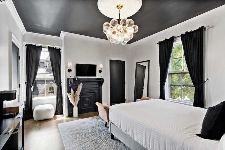 Room 33 of 46
