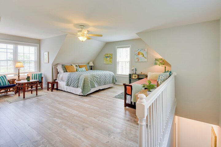 Bayfront White Stone Escape w / Private Beach!