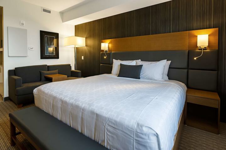 Room 8 of 28