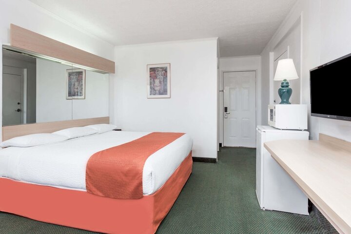 Room 12 of 36