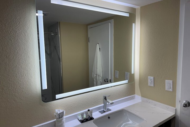 Holiday Lodge Hotel & Conference Center