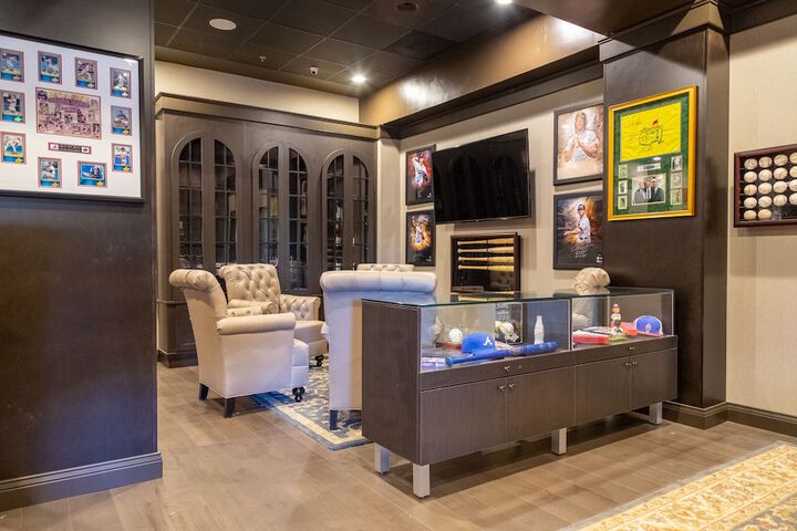Lounge 63 of 73