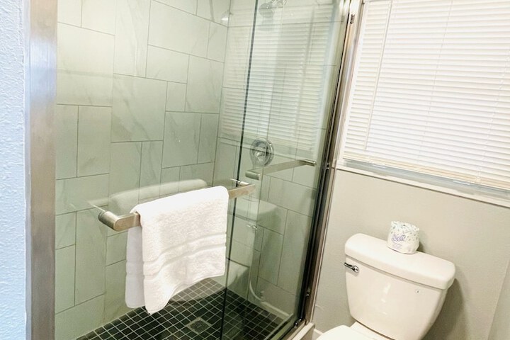 Tides Inn & Suites